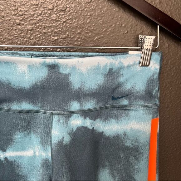 Nike Training Dri-FIT One Luxe 7-Inch Tie-Dye Legging Shorts In Blue ASOS - Picture 8 of 16